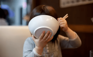 Niño Comiendo Del Tazón